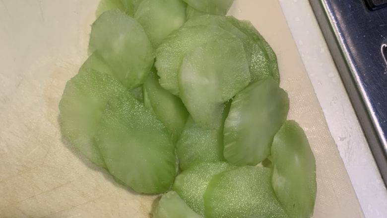 莴笋炒木耳,然后把莴笋切片