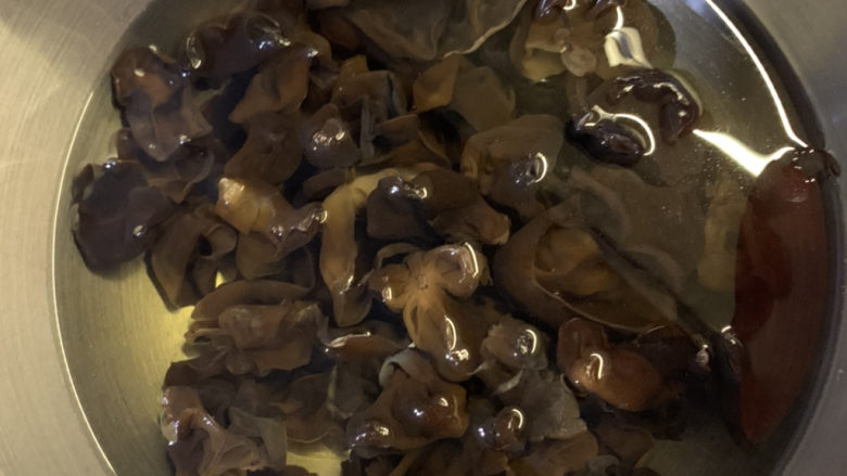 莴笋炒木耳,<a style='color:red;display:inline-block;' href='/shicai/ 233'>木耳</a>用温<a style='color:red;display:inline-block;' href='/shicai/ 156925'>水</a>，提前浸泡30分钟