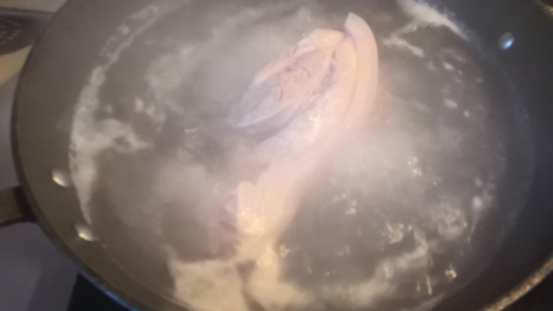 卤蛋红烧肉,锅中烧开水,焯水3分钟