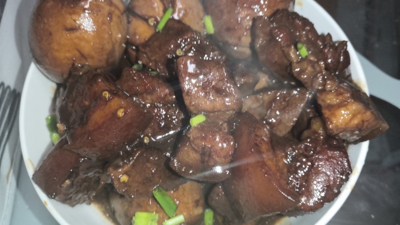 卤蛋红烧肉,出锅,撒葱花