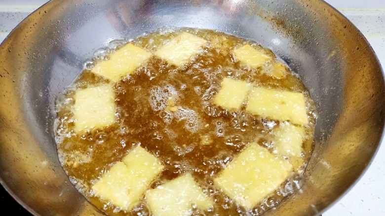 自制臭豆腐,油温6层热,放入锅中