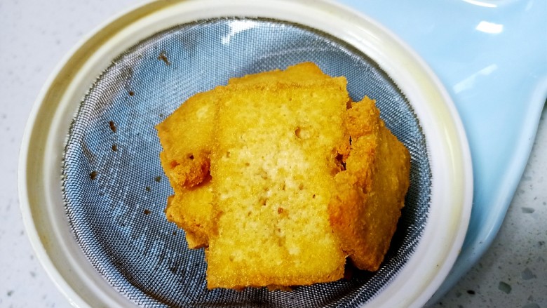自制臭豆腐,炸至金黄色捞出,不喜欢金黄色豆腐飘起就捞出