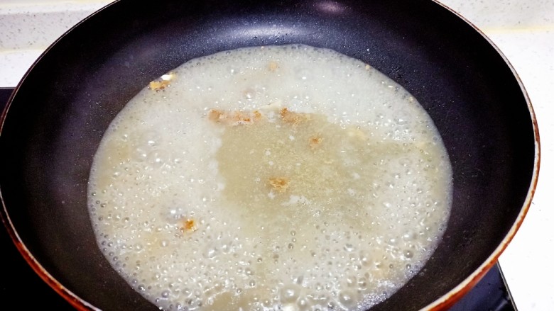 自制臭豆腐,锅中放入适量清水,放入少许臭豆腐卤汁,适量<a style='color:red;display:inline-block;' href='/shicai/ 788'>生抽</a>