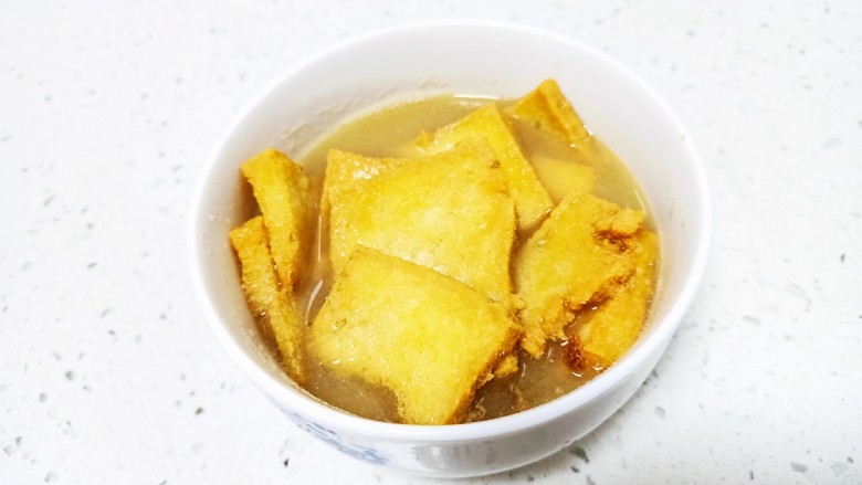 自制臭豆腐,倒入碗中,放入臭豆腐