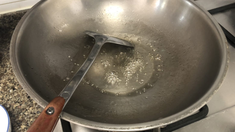 多味花生➕怪味甜辣吃不够,煮开,小火煮到白糖溶化,水减少糖液粘稠冒密集小泡