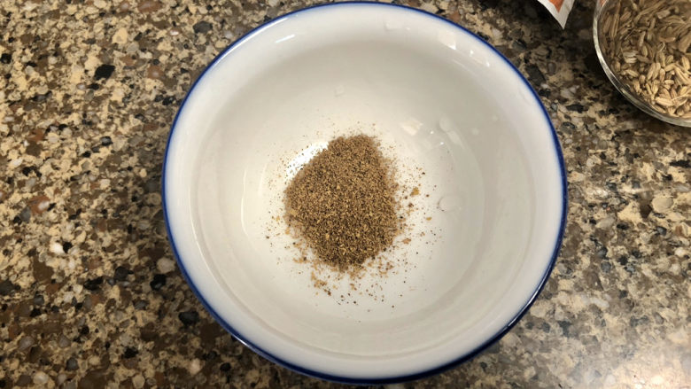 多味花生➕怪味甜辣吃不够,取碗:加一汤匙花椒粉