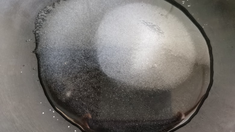 多味花生,倒入水,打开火开始炒糖。