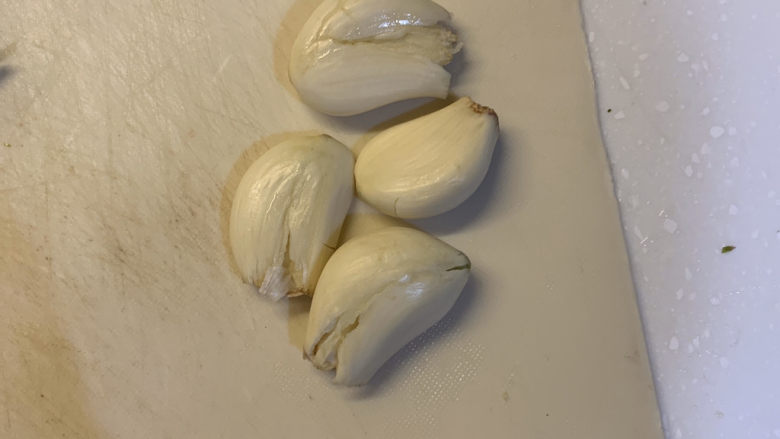 韭菜炒豆芽,蒜去皮，拍扁