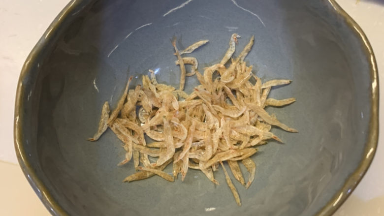 韭菜炒豆芽,<a style='color:red;display:inline-block;' href='/shicai/ 288'>虾皮</a>准备好