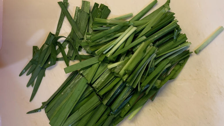 韭菜炒豆芽,把韭菜切段