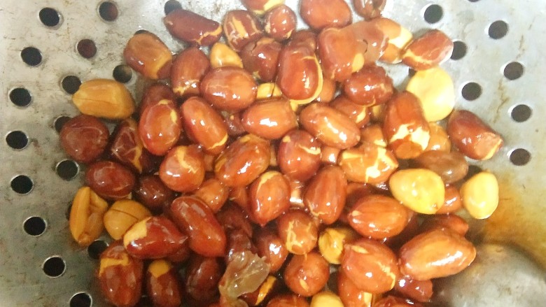 菠菜拌花生米,炸至金黄,捞出。
