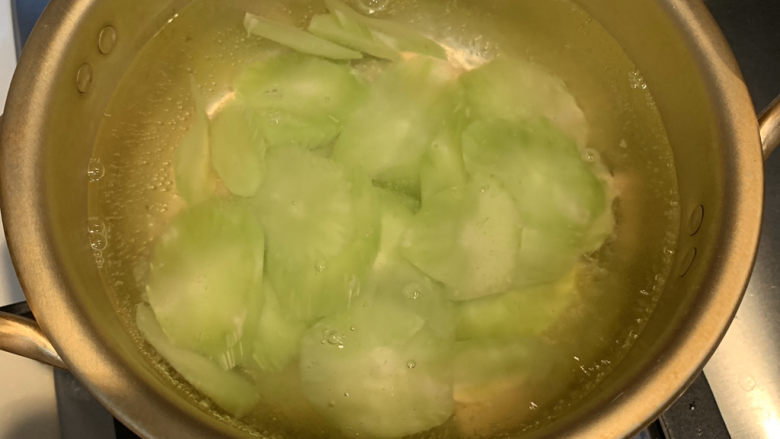 莴笋炒木耳,放入莴笋片