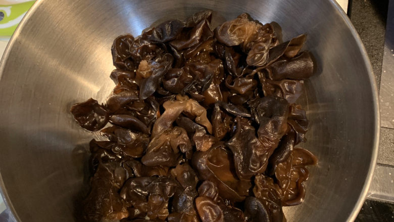 莴笋炒木耳,把浸泡好的木耳捞出来沥干水