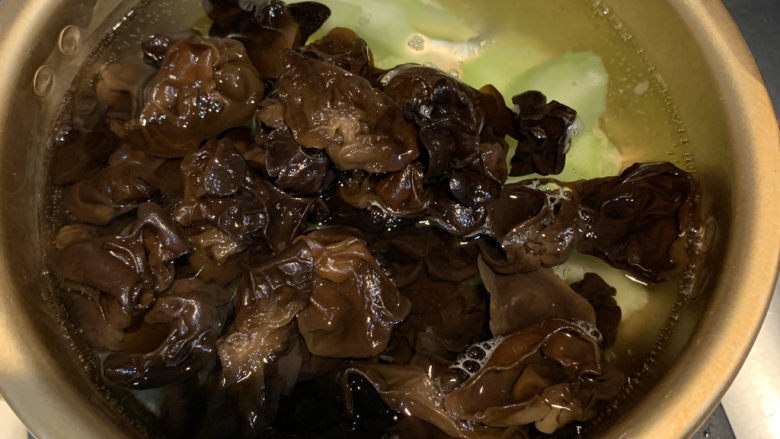 莴笋炒木耳,放入木耳，焯水1分钟