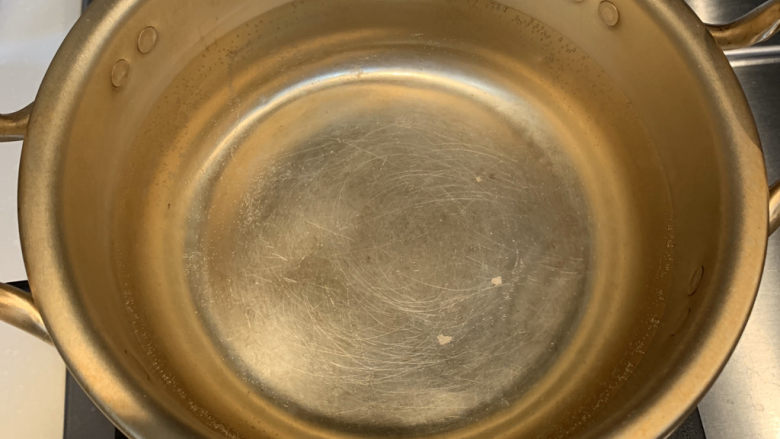 莴笋炒木耳,锅中倒入适量清水，大火烧开