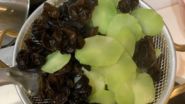 莴笋炒木耳,然后捞出沥干水份