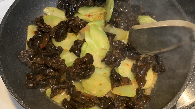 莴笋炒木耳,再倒入适量清水