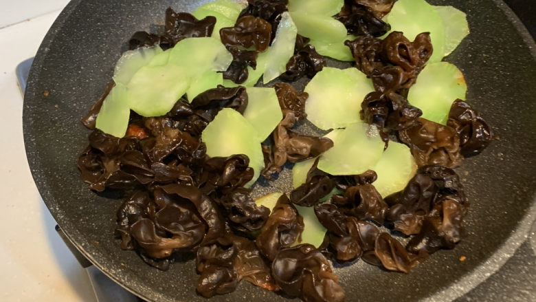 莴笋炒木耳,倒入莴笋、黑木耳大火翻炒片刻