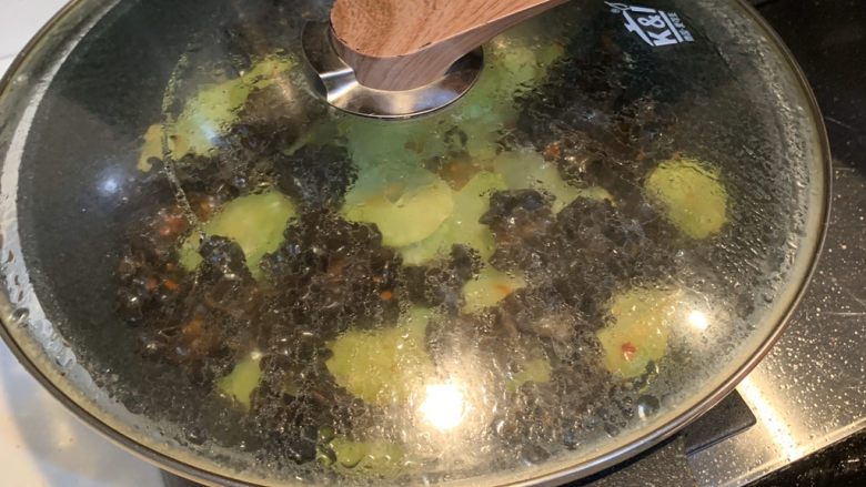莴笋炒木耳,加盖煮1分钟