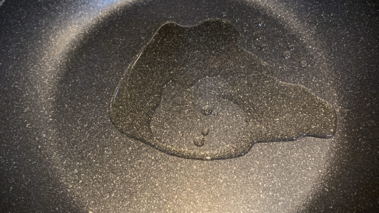 莴笋炒木耳,冷锅热油