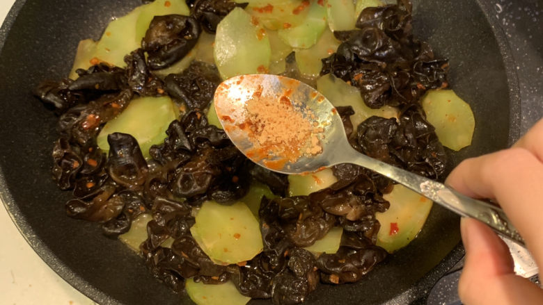 莴笋炒木耳,最后放入1勺<a style='color:red;display:inline-block;' href='/shicai/ 756'>鸡精</a>翻炒均匀，就可以出锅了