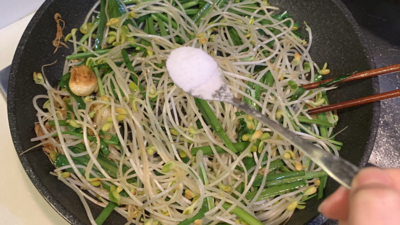 韭菜炒豆芽,放入1勺盐