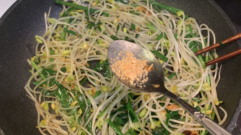 韭菜炒豆芽,再放入1勺<a style='color:red;display:inline-block;' href='/shicai/ 756'>鸡精</a>