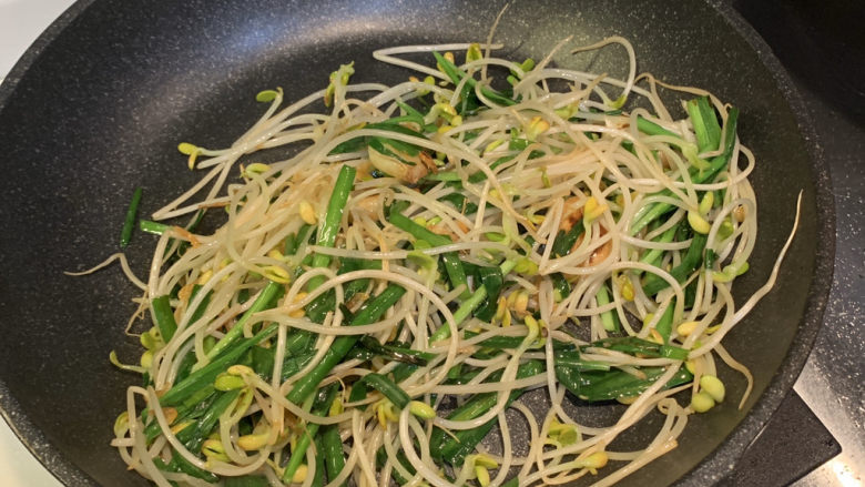 韭菜炒豆芽,炒均匀后出锅即可食用