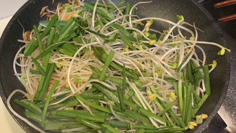 韭菜炒豆芽,放入韭菜段，炒软
