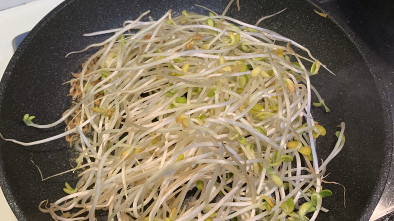 韭菜炒豆芽,再放入豆芽，翻炒几下