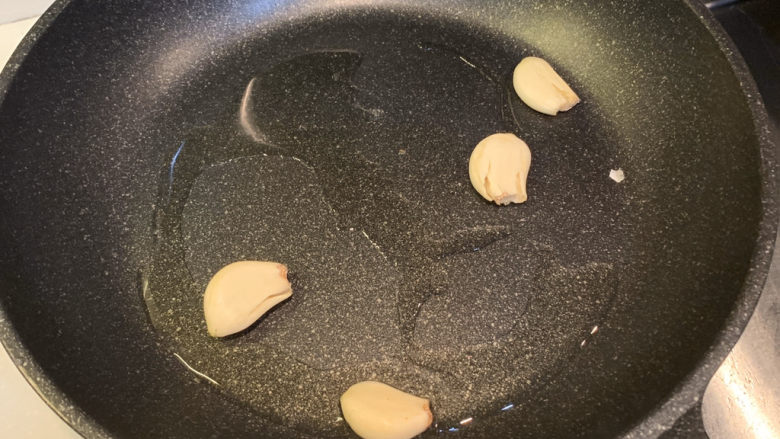 韭菜炒豆芽,冷锅热油，放入蒜