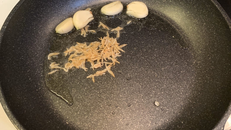 韭菜炒豆芽,再放入虾皮，一起翻炒出香味