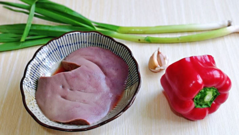 蒜苗炒猪肝,准备食材,买回来的<a style='color:red;display:inline-block;' href='/shicai/ 419'>猪肝</a>一定要泡冷水,反复泡,发现水浑浊后换清水继续泡,将血水泡出。