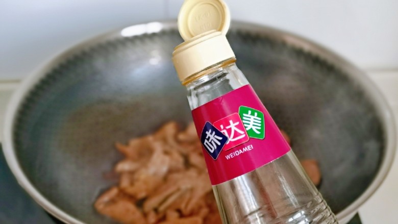 蒜苗炒猪肝,加入<a style='color:red;display:inline-block;' href='/shicai/ 718'>料酒</a>，适当多一点去腥。