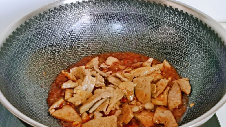 蒜苗炒猪肝,倒入调好的酱汁,翻炒均匀。