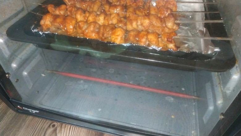 烤鸡肉串,放入烤箱,中层,200度,10分钟
