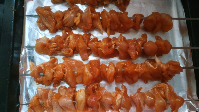 烤鸡肉串,从冰箱里拿出来用竹签串起来,放入烤盘