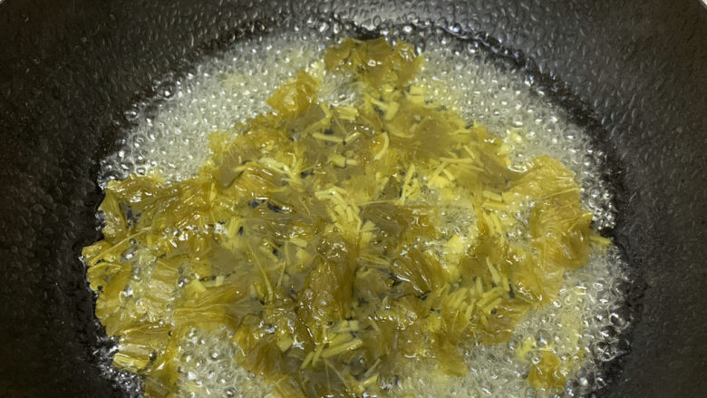 雪菜小黄鱼,下雪菜煮开,煮出咸味