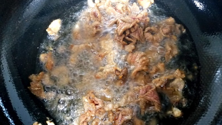 莴笋炒牛肉,油温适当,把牛肉放进去过油,过油后的牛肉肉质:细、滑、嫩。