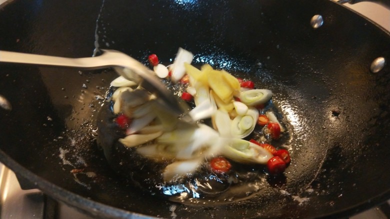 麻辣干锅虾,把油倒出来留下适量的油,倒入葱姜蒜。