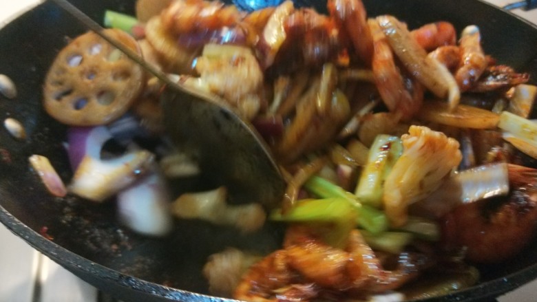麻辣干锅虾,倒入土豆,藕片。倒入洋葱芹菜炒均匀即可出锅。