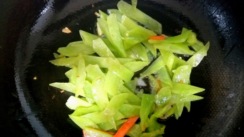 莴笋炒牛肉,调料煸炒岀香味,先放入莴笋翻炒。