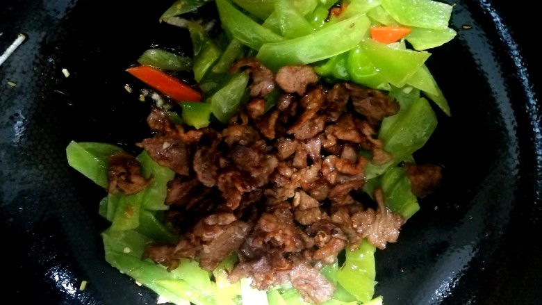 莴笋炒牛肉,炒熟莴笋后,加入过好油的牛肉翻炒。