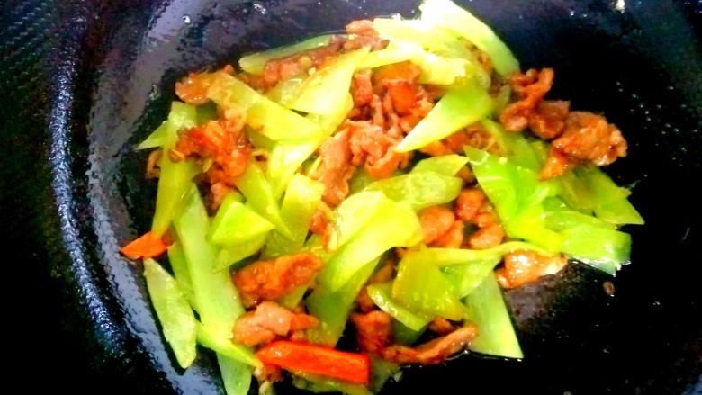 莴笋炒牛肉,放入适量的盐,<a style='color:red;display:inline-block;' href='/shicai/ 135370'>一品鲜酱油</a>,即可出锅。