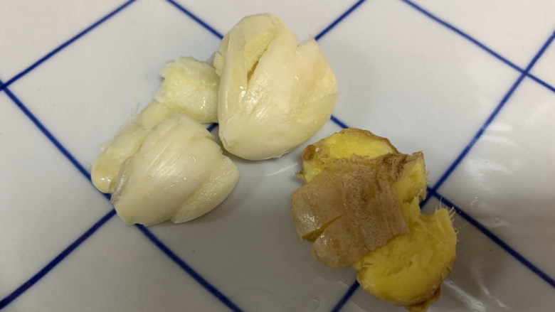春笋炒肉,蒜去皮拍散,姜清洗干净后拍扁