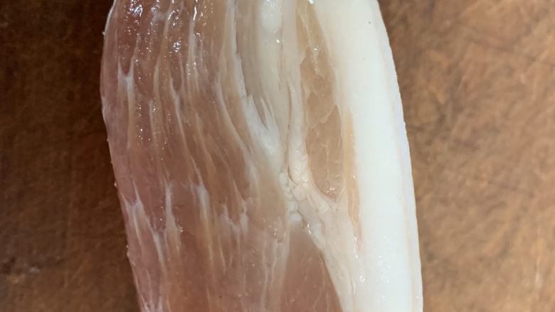 春笋炒肉,准备一块肥瘦相间的肉