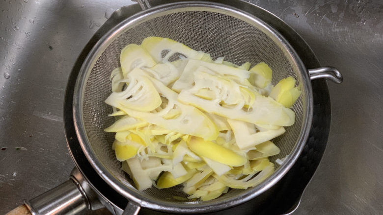 春笋炒肉,笋片捞出,沥水备用