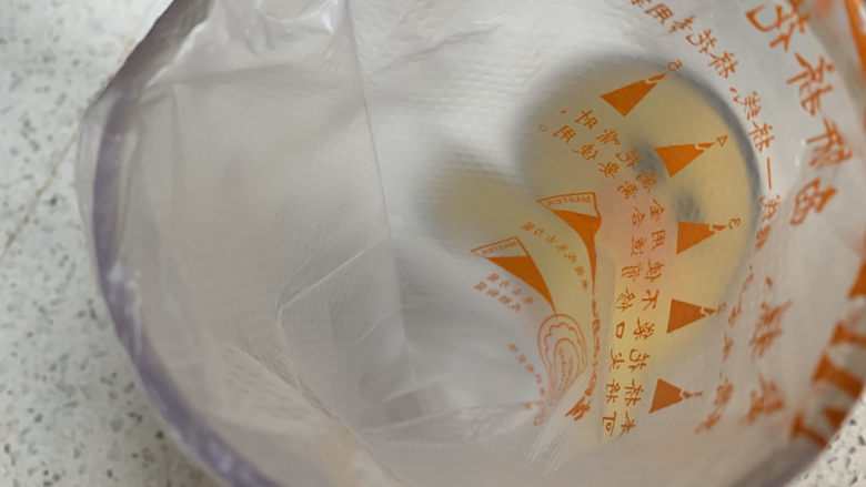 菠菜瘦肉肠(宝宝辅食),裱花袋套进一个高杯子