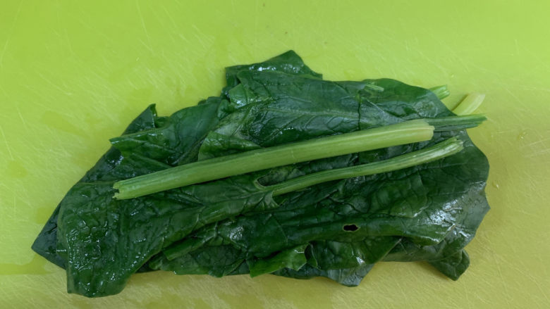 菠菜瘦肉肠(宝宝辅食),取适量菠菜