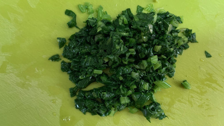 菠菜瘦肉肠(宝宝辅食),切碎,注意肉和菜都切成适合宝宝咀嚼能力的大小即可